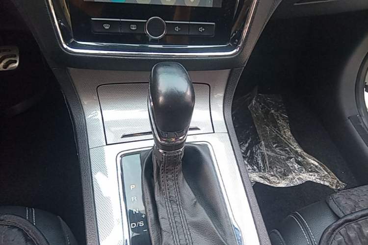 Used Roewe RX5 2018 20T Two-Wheel Drive Automatic Internet Smart Edition Gear Lever