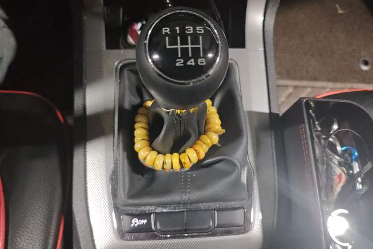Used Roewe RX5 2018 20T Two-Wheel Drive Manual Flagship Edition Gear Lever