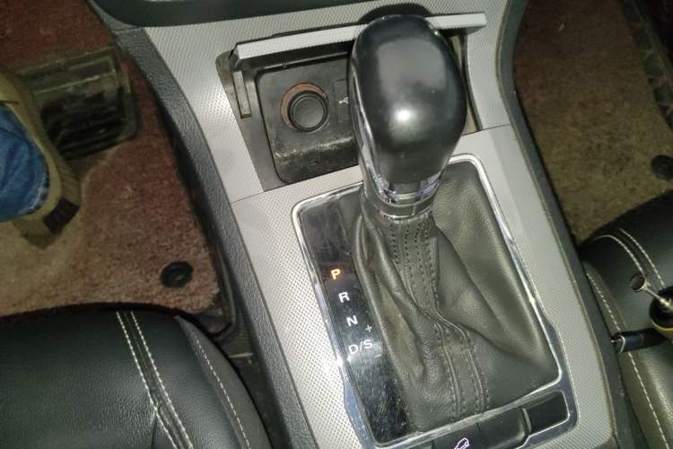 Used Roewe RX5 2018 20T Two-Wheel Drive Automatic Internet Smart Edition Gear Lever