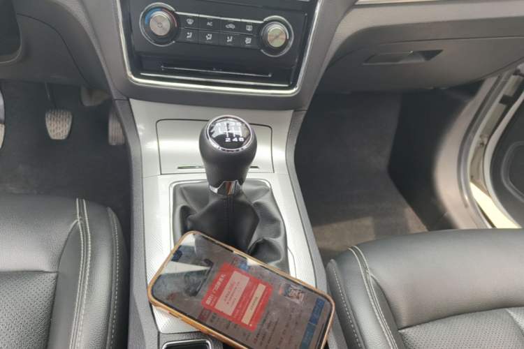 Used Roewe RX5 2018 20T Two-Wheel Drive Manual Flagship Edition Gear Lever