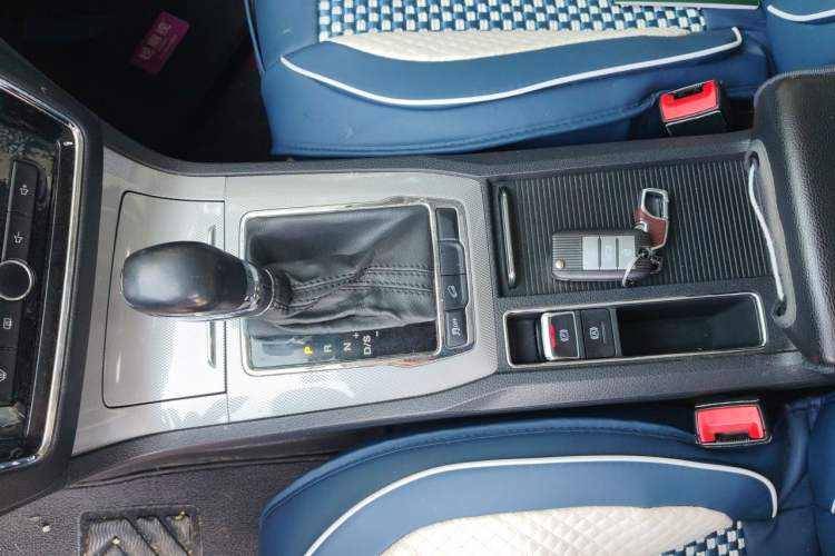 Used Roewe RX5 2018 20T Two-Wheel Drive Automatic Internet Smart Edition Gear Lever