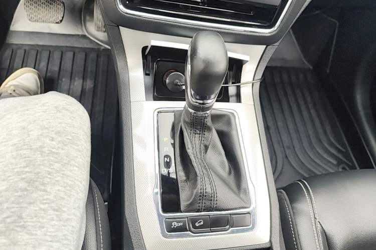 Used Roewe RX5 2018 20T Two-Wheel Drive Automatic Flagship Edition Gear Lever