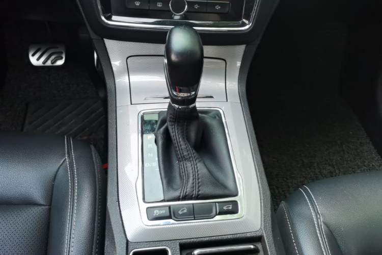 Used Roewe RX5 2018 30T Two-Wheel Drive Automatic Internet Platinum Edition Gear Lever