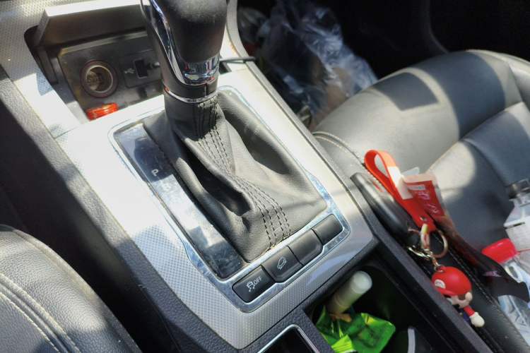 Used Roewe RX5 2018 20T Two-Wheel Drive Automatic Internet Smart Edition Gear Lever