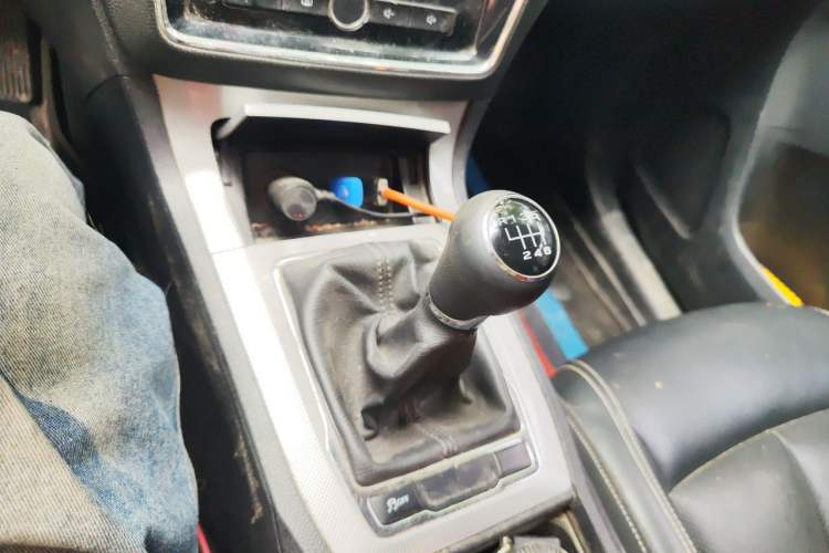 Used Roewe RX5 2018 20T Two-Wheel Drive Manual Internet Smart Edition Gear Lever