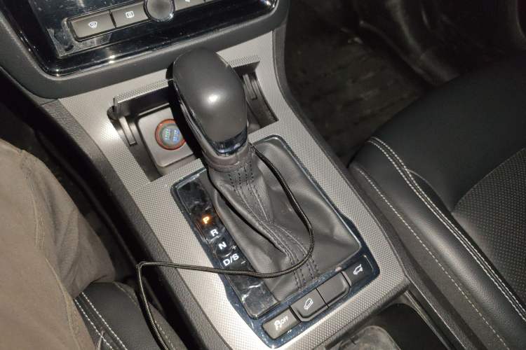 Used Roewe RX5 2018 20T Two-Wheel Drive Automatic Internet Smart Edition Gear Lever