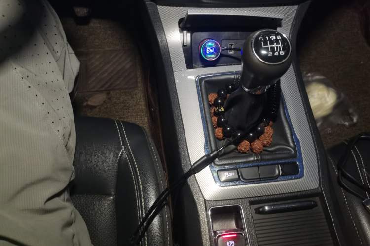 Used Roewe RX5 2018 20T Two-Wheel Drive Manual Flagship Edition Gear Lever