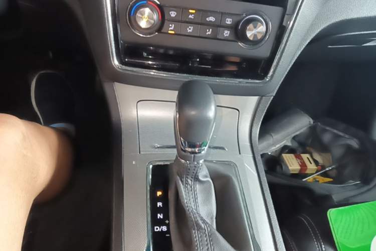 Used Roewe RX5 2018 20T Two-Wheel Drive Automatic Flagship Edition Gear Lever