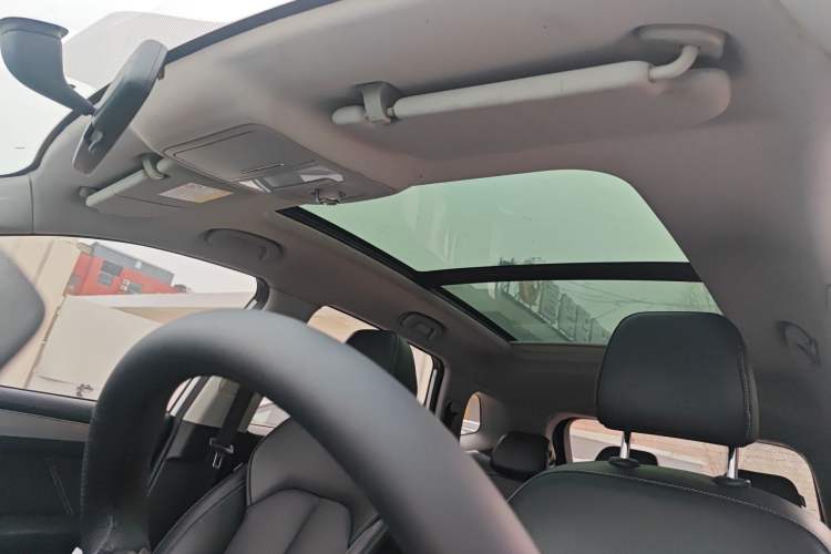 Used Roewe RX5 2018 20T Two-Wheel Drive Automatic Internet Smart Edition Headliner
