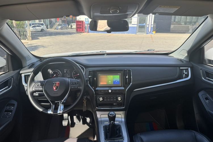 Used Roewe RX5 2018 20T Two-Wheel Drive Manual Flagship Edition Interior 1
