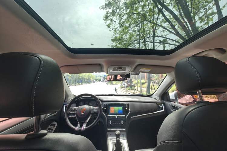 Used Roewe RX5 2018 20T Two-Wheel Drive Manual Flagship Edition Interior 2