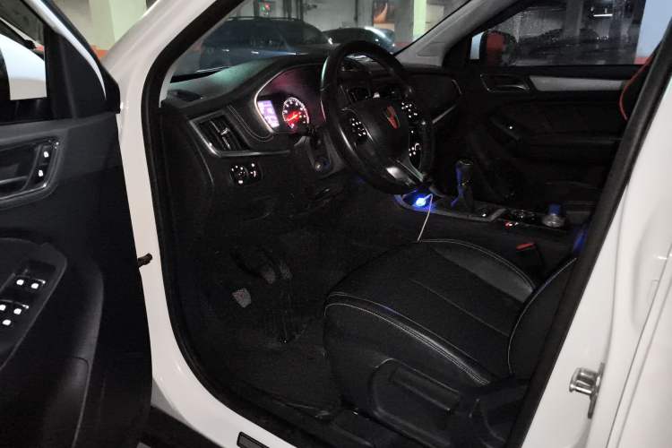 Used Roewe RX5 2018 20T Two-Wheel Drive Manual Flagship Edition Interior 3