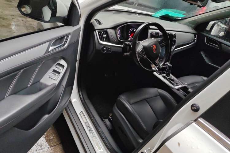 Used Roewe RX5 2018 20T Two-Wheel Drive Automatic Internet Smart Edition Interior 3