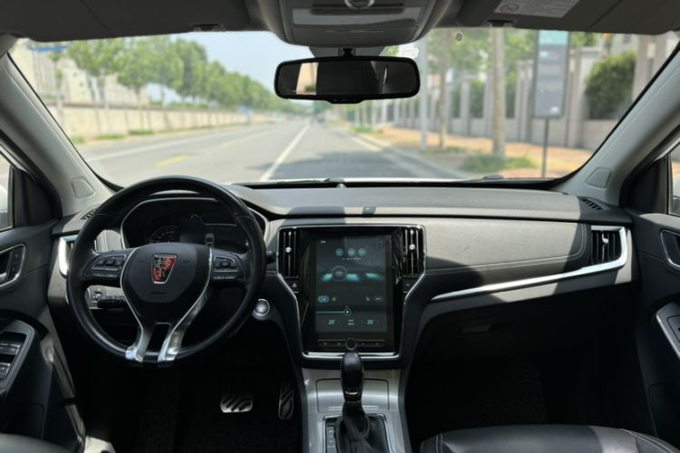 Used Roewe RX5 2018 30T Two-Wheel Drive Automatic Internet Platinum Edition Interior 3