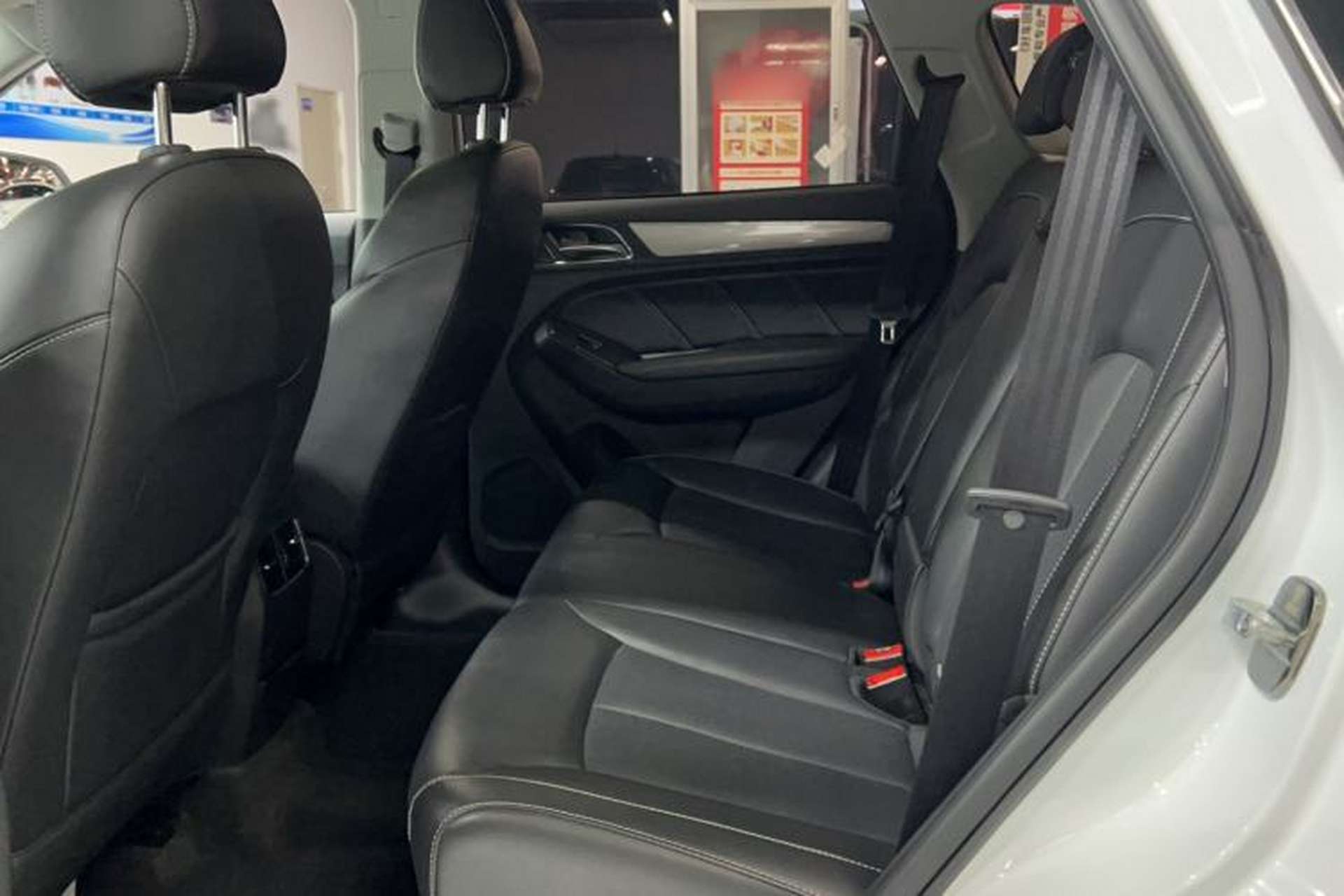 Used Roewe RX5 2018 20T Two-Wheel Drive Automatic Internet Smart Edition Left Rear Seat