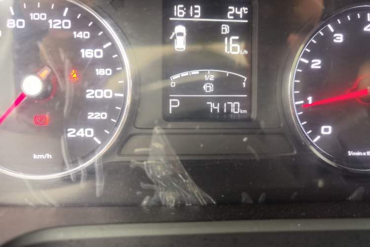Used Roewe RX5 2018 20T Two-Wheel Drive Automatic Internet Smart Edition Odometer Close Up