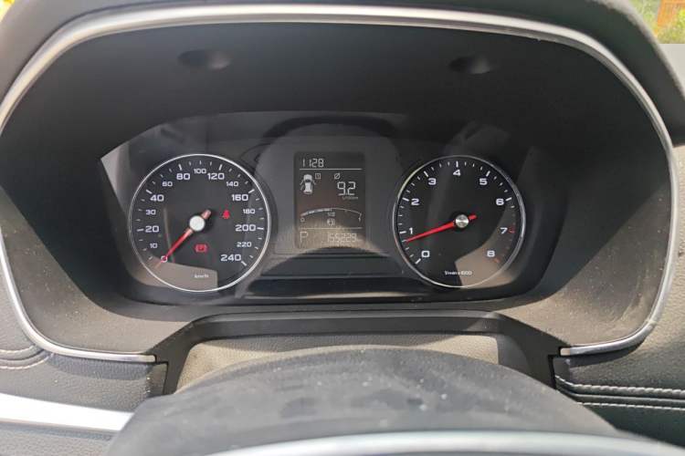 Used Roewe RX5 2018 20T Two-Wheel Drive Automatic Flagship Edition Odometer Close Up