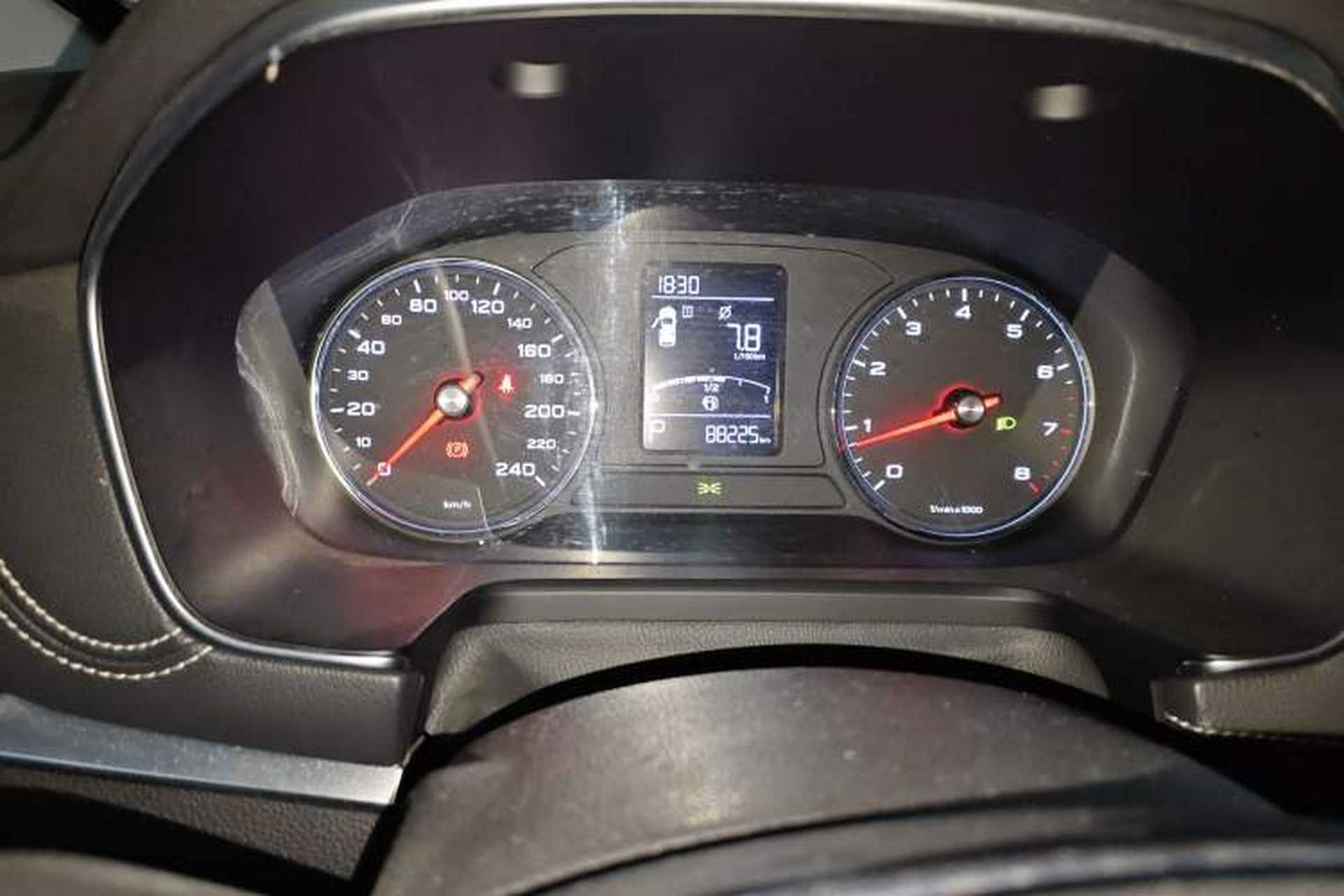 Used Roewe RX5 2018 20T Two-Wheel Drive Automatic Flagship Edition Odometer Close Up
