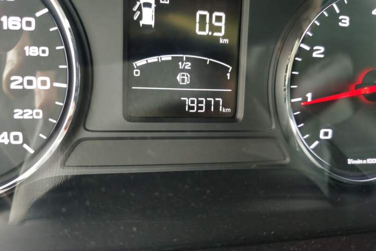 Used Roewe RX5 2018 20T Two-Wheel Drive Manual Internet Smart Edition Odometer Close Up