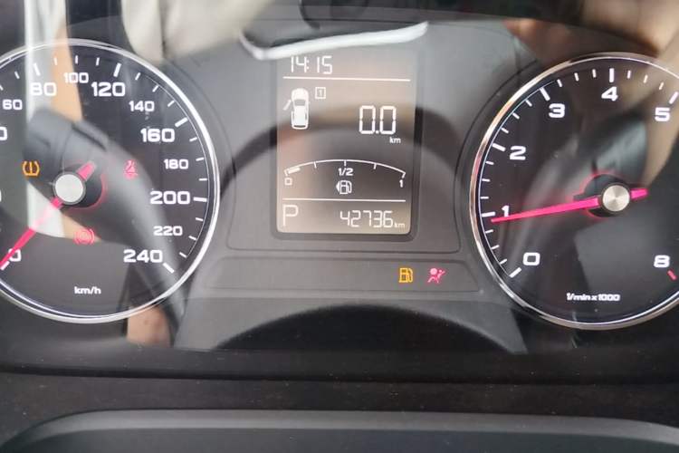 Used Roewe RX5 2018 20T Two-Wheel Drive Automatic Flagship Edition Odometer Close Up
