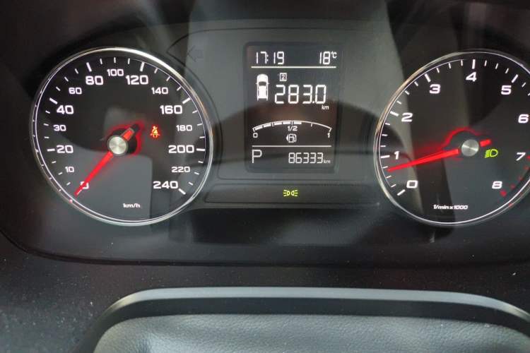 Used Roewe RX5 2018 20T Two-Wheel Drive Automatic Luxury Edition Odometer Close Up