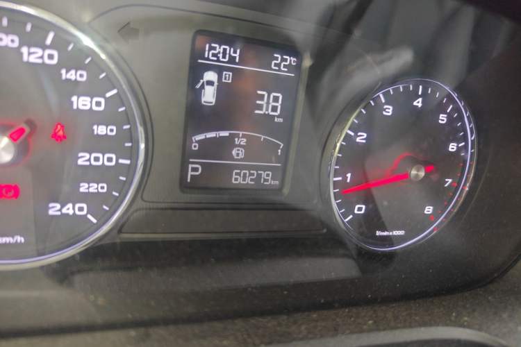 Used Roewe RX5 2018 20T Two-Wheel Drive Automatic Internet Smart Edition Odometer Close Up
