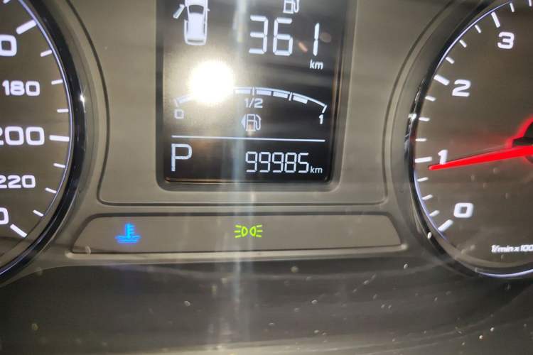 Used Roewe RX5 2018 20T Two-Wheel Drive Automatic Flagship Edition Odometer Close Up