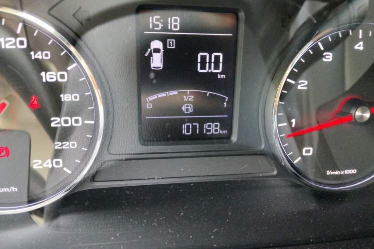 Used Roewe RX5 2018 20T Two-Wheel Drive Manual Flagship Edition Odometer Close Up
