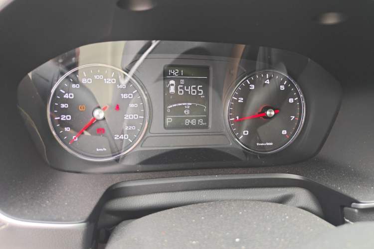 Used Roewe RX5 2018 20T Two-Wheel Drive Automatic Flagship Edition Odometer Close Up