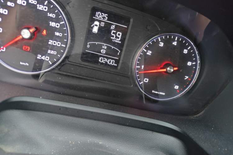 Used Roewe RX5 2018 20T Two-Wheel Drive Manual Flagship Edition Odometer Close Up