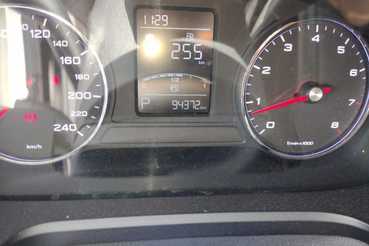 Used Roewe RX5 2018 20T Two-Wheel Drive Automatic Flagship Edition Odometer Close Up