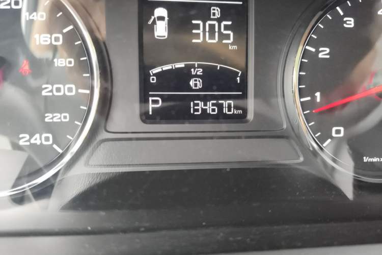 Used Roewe RX5 2018 20T Two-Wheel Drive Automatic Flagship Edition Odometer Close Up