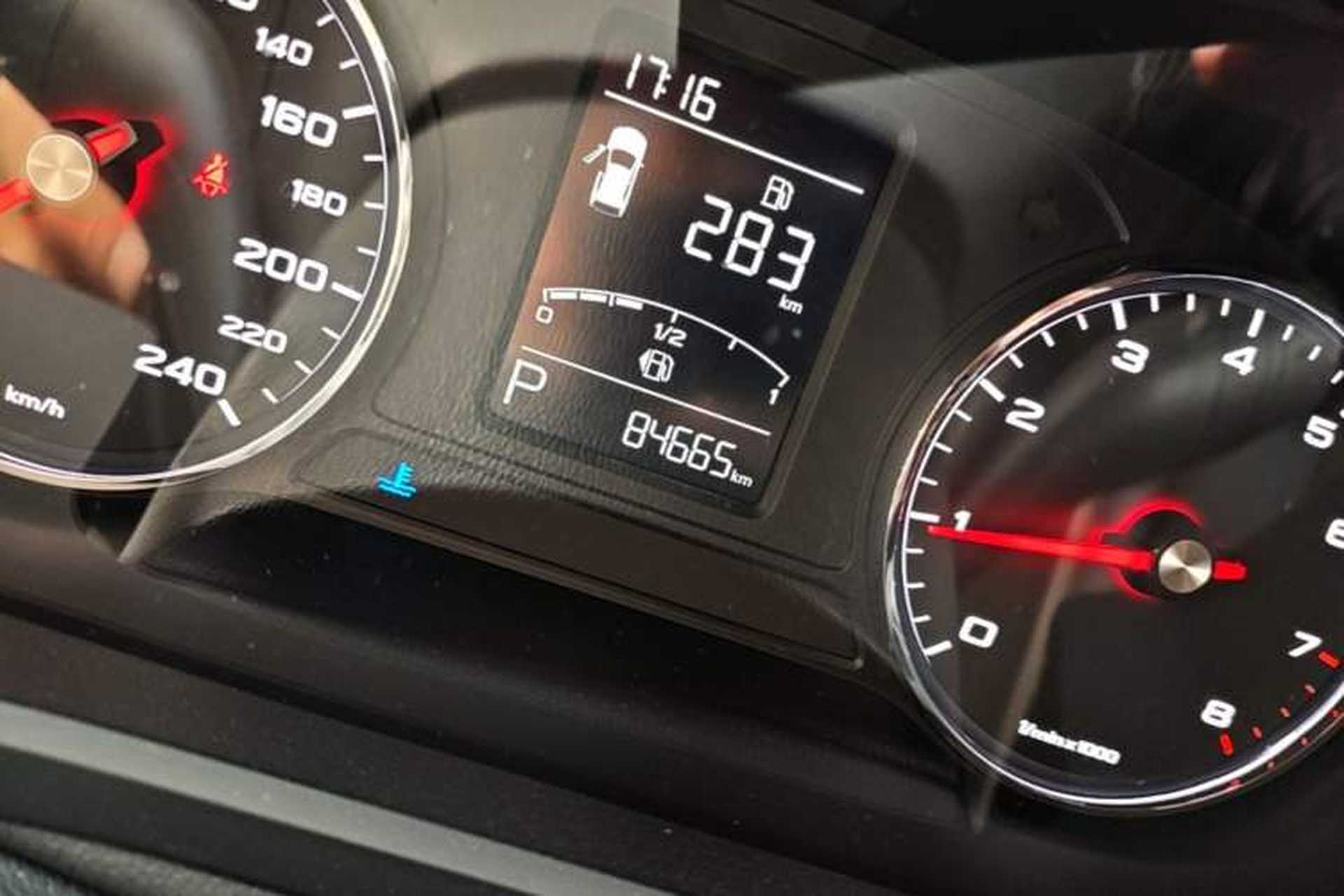 Used Roewe RX5 2018 20T Two-Wheel Drive Automatic Flagship Edition Odometer Close Up