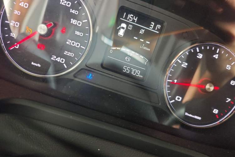 Used Roewe RX5 2018 20T Two-Wheel Drive Manual Internet Elite Edition Odometer Close Up