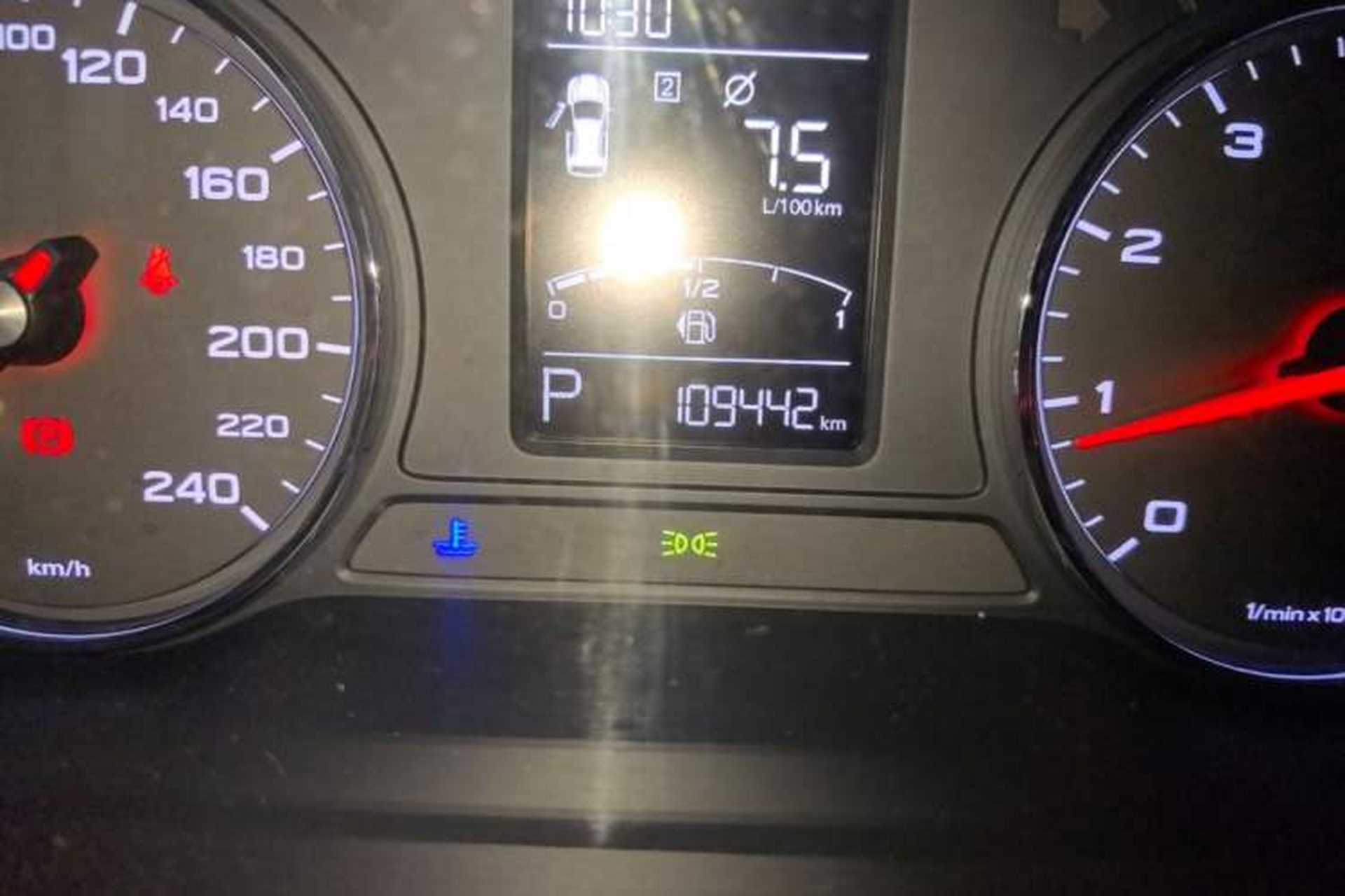 Used Roewe RX5 2018 20T Two-Wheel Drive Automatic Flagship Edition Odometer Close Up