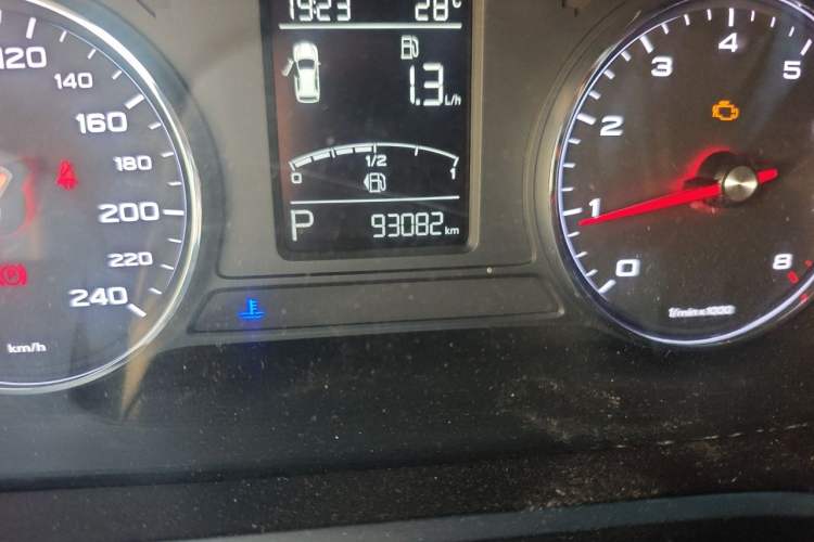 Used Roewe RX5 2018 20T Two-Wheel Drive Automatic Flagship Edition Odometer Close Up