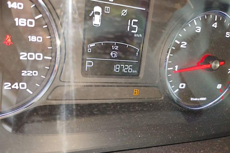 Used Roewe RX5 2018 20T Two-Wheel Drive Automatic Flagship Edition Odometer Close Up