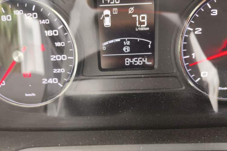 Used Roewe RX5 2018 20T Two-Wheel Drive Manual Flagship Edition Odometer Close Up