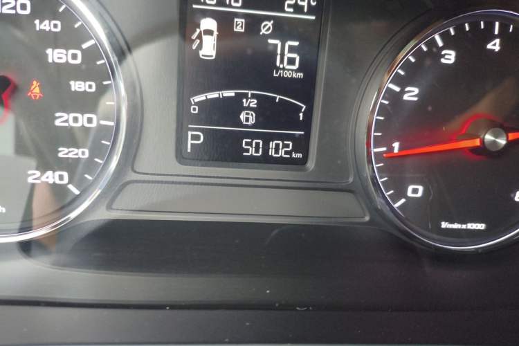 Used Roewe RX5 2018 20T Two-Wheel Drive Automatic Internet Smart Edition Odometer Close Up