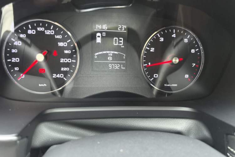 Used Roewe RX5 2018 20T Two-Wheel Drive Manual Internet Smart Edition Odometer Close Up