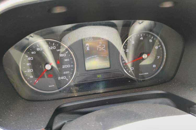 Used Roewe RX5 2018 20T Two-Wheel Drive Automatic Internet Smart Edition Odometer Close Up