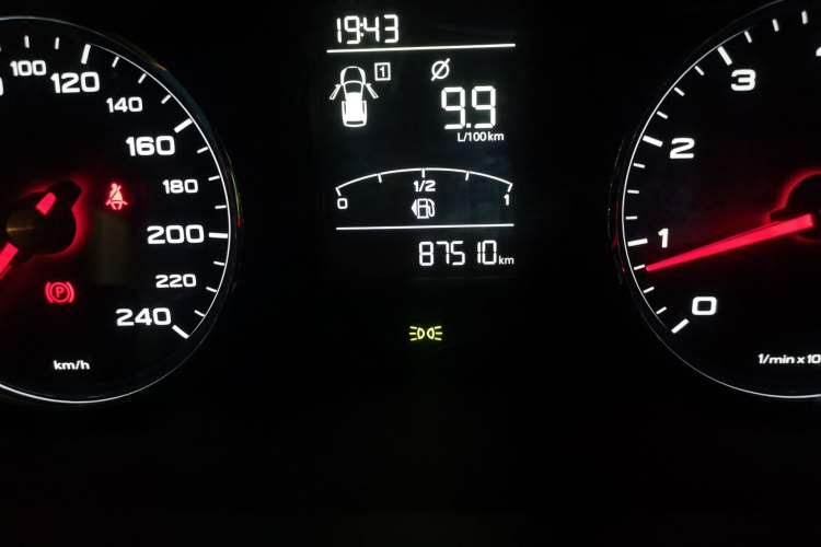 Used Roewe RX5 2018 20T Two-Wheel Drive Manual Flagship Edition Odometer Close Up