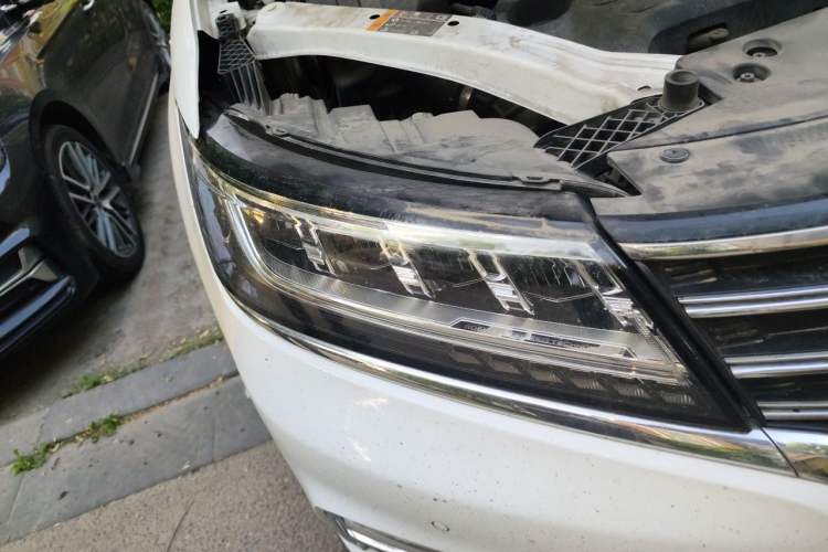 Used Roewe RX5 2018 20T Two-Wheel Drive Manual Internet Elite Edition Right Front Headlight