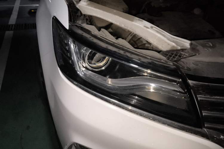 Used Roewe RX5 2018 20T Two-Wheel Drive Manual Internet Smart Edition Right Front Headlight