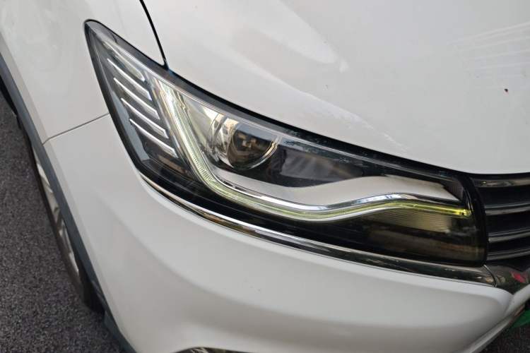 Used Roewe RX5 2018 20T Two-Wheel Drive Manual Flagship Edition Right Front Headlight