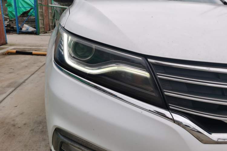Used Roewe RX5 2018 20T Two-Wheel Drive Manual Internet Smart Edition Right Front Headlight