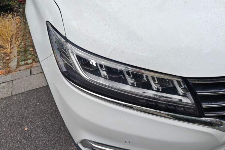 Used Roewe RX5 2018 20T Two-Wheel Drive Manual Internet Elite Edition Right Front Headlight
