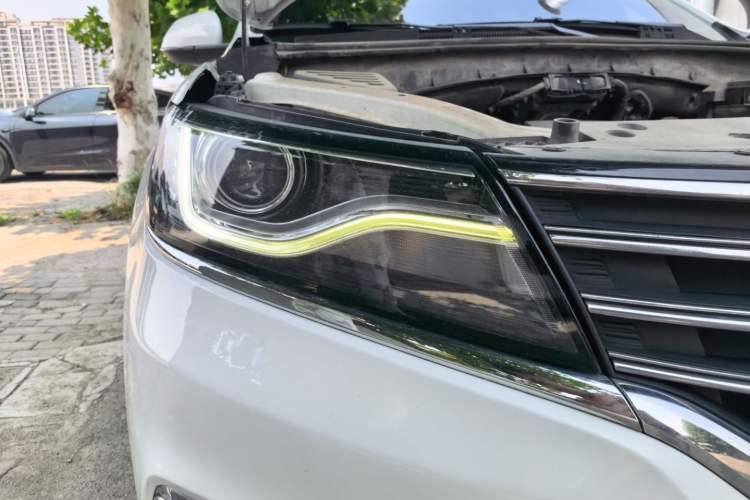 Used Roewe RX5 2018 20T Two-Wheel Drive Automatic Flagship Edition Right Front Headlight