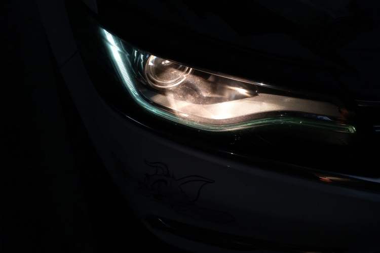 Used Roewe RX5 2018 20T Two-Wheel Drive Automatic Internet Smart Edition Right Front Headlight