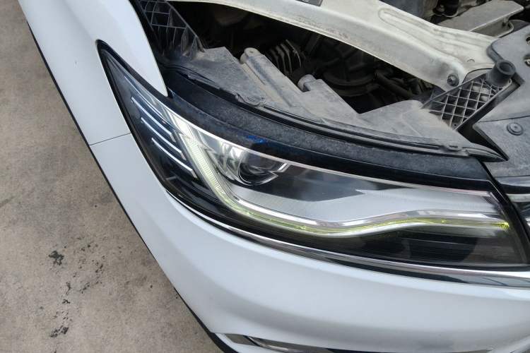 Used Roewe RX5 2018 20T Two-Wheel Drive Manual Flagship Edition Right Front Headlight